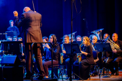 1_Harmonie-Eilereng-ARTIKUSS-Galaconcert-ARTMONIE-18.05.2024-Direktioun-Claude-Weiland-Gesang-Anna-Katharina-Felke-Juste-Dance-Sporting-Club-BielesFotoen-Fernand-Schutz-73