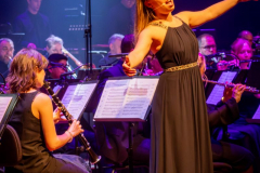 1_Harmonie-Eilereng-ARTIKUSS-Galaconcert-ARTMONIE-18.05.2024-Direktioun-Claude-Weiland-Gesang-Anna-Katharina-Felke-Juste-Dance-Sporting-Club-BielesFotoen-Fernand-Schutz-81